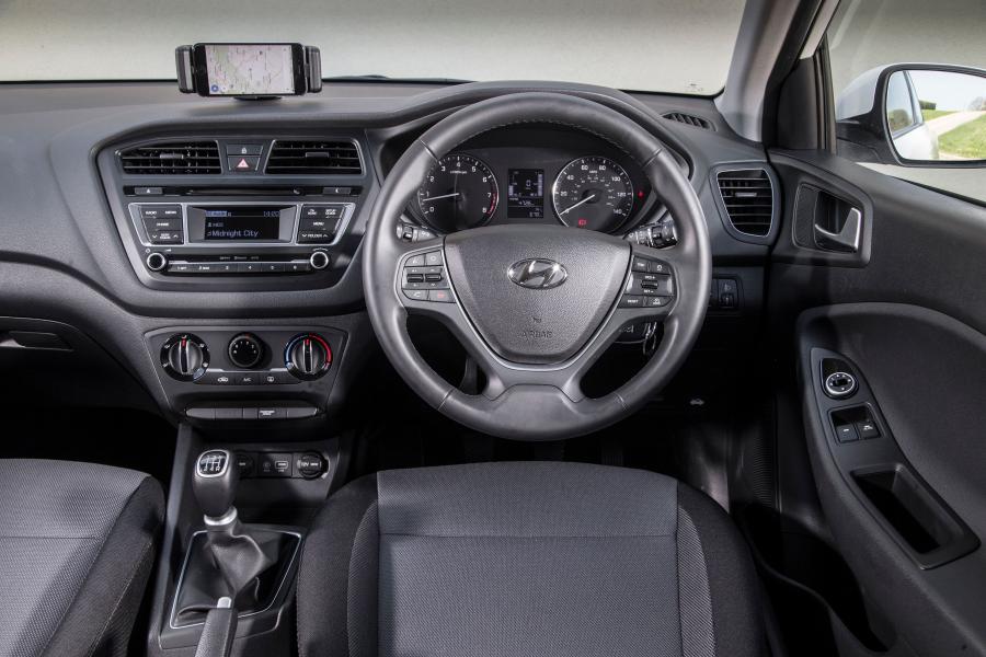  Hyundai i20 Coupe 2015 года  (UK) (фото 23 из 30)